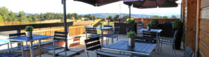 Terrasse du bar côté piscine au camping les Sous-bois du lac de Naussac
