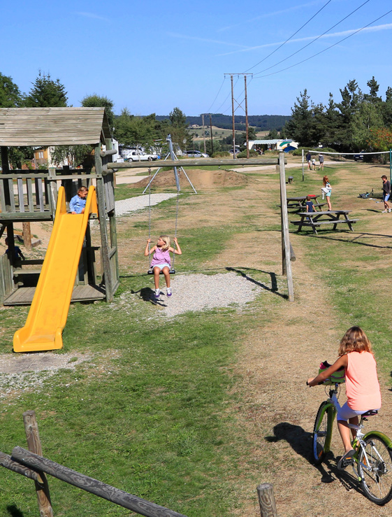 Aire de jeux au camping Les Sous-bois du lac en Lozère