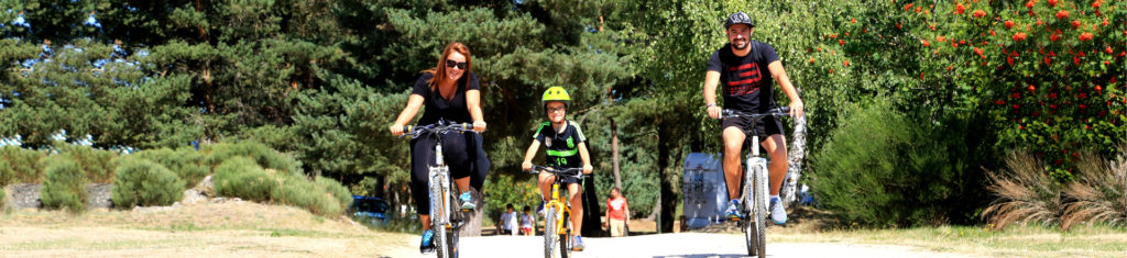 Balade en vélo entre amis ou en famille en Lozère à Naussac