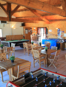 Bar et jeux au camping Les Sous-bois du lac à Naussac