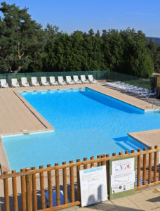 Piscine chauffée au camping les Sous-bois du lac à Naussac