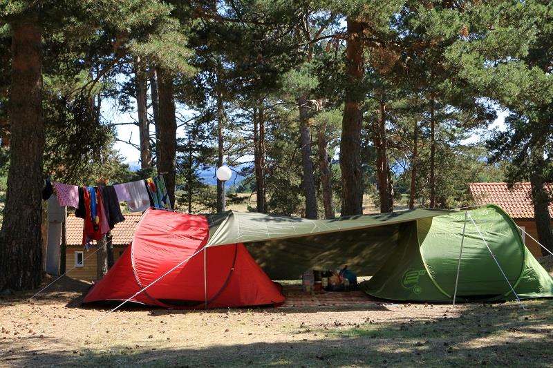 Emplacement tente au camping 3 étoiles les Sous bois du lac en Lozère