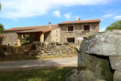 Gîte STUDIO MEZZANINE ( 2 pers – 35 m²) dans la bâtisse en pierres situé en rez de chaussée
