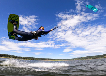 Activités aquatiques sur le lac de Naussac en Lozère