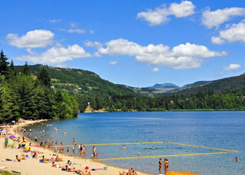 Baignade au lac d'Issarlès en Ardèche
