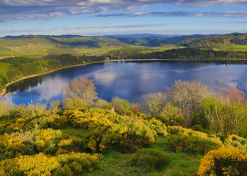 Lac d'Issarlès en Ardèche à proximité du camping Les Sous bois du lac