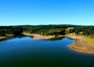 Lac de Naussac avec accès direct au camping Les Sous-bois du lac