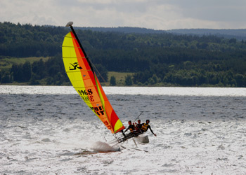 Voile sur le lac de Naussac